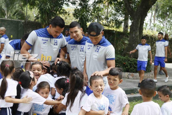 FOTOS: Jugadores de Selección de Honduras llevan alegría a un grupo de niños