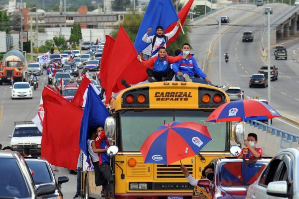 ¡Impresionante caravana! Afición del Olimpia se desborda y celebró a lo grande los 109 años de historia
