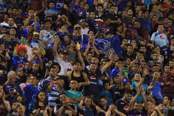 La afición de Motagua se luce al llenar el estadio Nacional