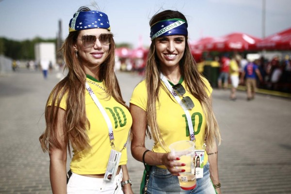 MUÑECOTAS: Aficionadas de Brasil y México enamoran en el Samara Arena