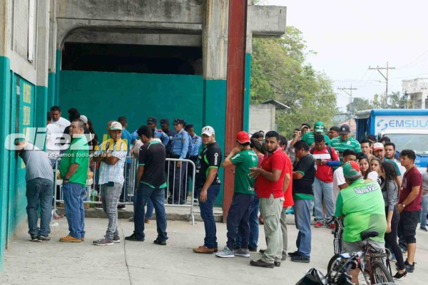 FOTOS: Largas filas y el Yankel se empieza a pintar de verde para el Marathón-Motagua