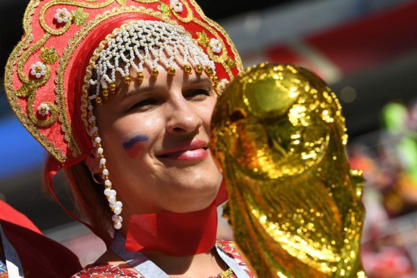 España y Rusia llevan muchas lindas chicas al juego de octavos del Mundial