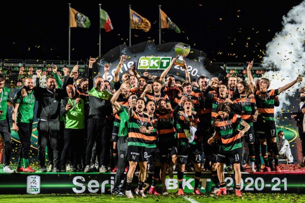 El maravilloso estadio de un club que regresa a la Serie A tras casi 20 años: solo se puede llegar en bote