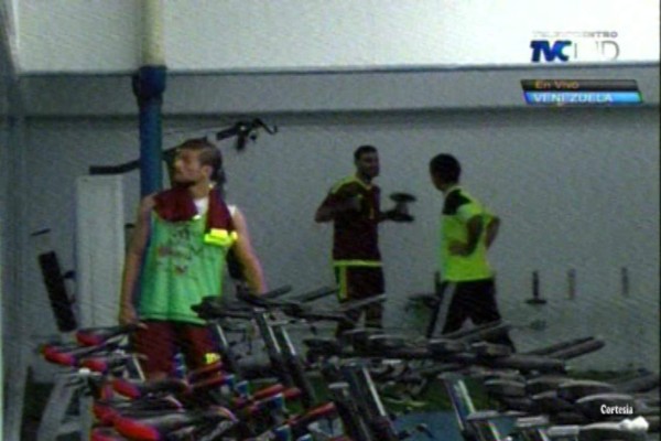 VIDEO: Venezolanos levantaron pesas en el mediotiempo del juego ante Honduras