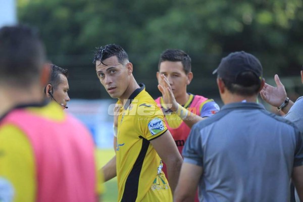 EN FOTOS: Ángel Tejeda perdió el control con gesto obsceno y escupitajo&nbsp;&nbsp;