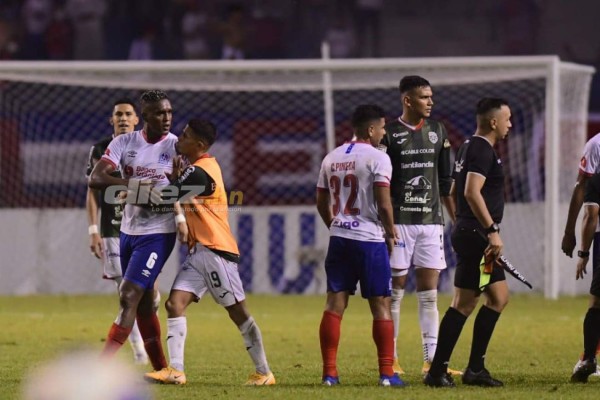 El descontrol de los futbolistas en el Olímpico, delicado momento de Menjívar y el chistoso 'banco' que utilizó Diego Vázquez