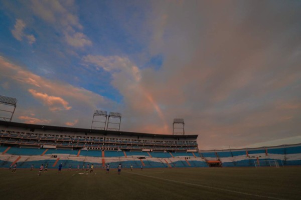 Un baño de refrescante de Darixon Vuelto, piscina y todo lo demás: las fotos más curiosas de la preparación Sub-23 de Honduras
