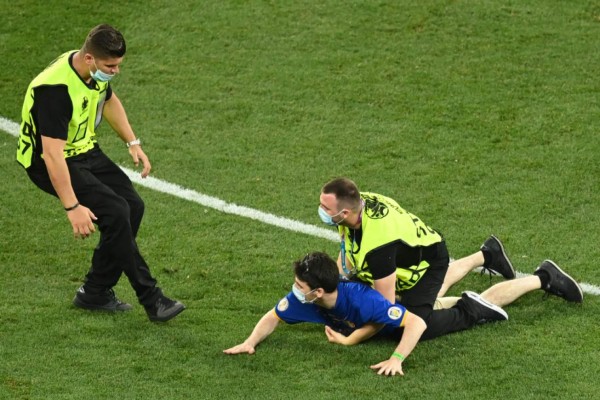 La tristeza de Mbappé, aficionado invade y crack de Suiza no hace caso a Cristiano Ronaldo con la Coca Cola