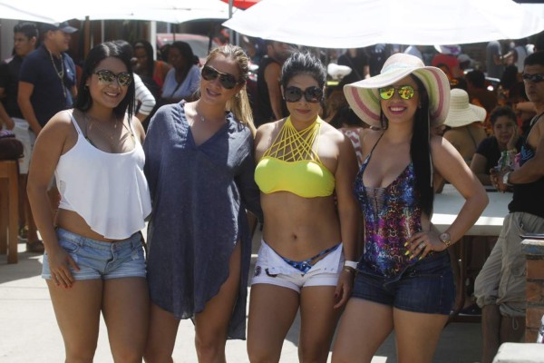 Así se divierten las bellas chicas en las playas de Honduras