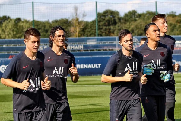Así recibieron a Keylor Navas en el PSG: El abrazo de Di María y sus primeras atajadas