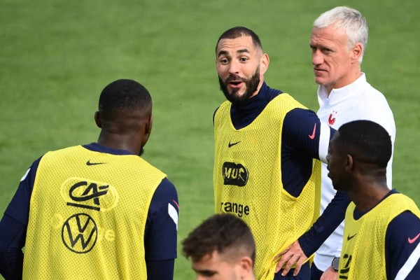 Mbappé se parte de la risa y las imágenes del brutal tridente que ponen a temblar a la Euro