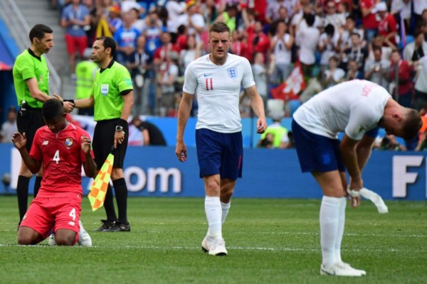 NO SE VIO POR TV: Panameños regalan sus camisas y Maguire exhibe a su preciosa novia