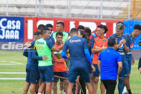 Bella presentadora olimpista sorprende a jugadores del Motagua llevándoles comida al entrenamiento