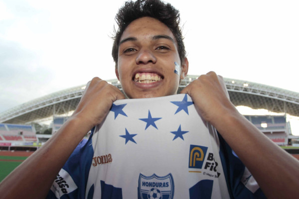 El apoyo de la afición Hondureña ante los Panameños.