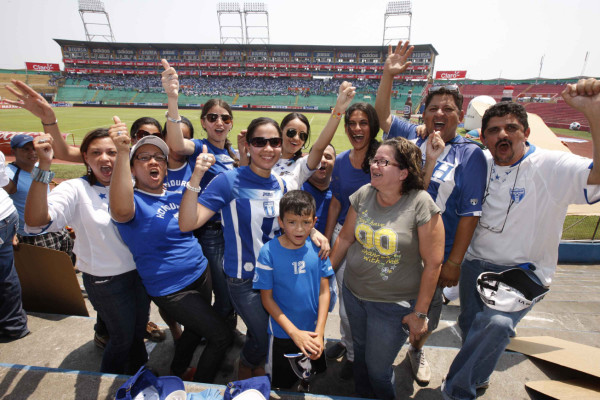 Calor, ambiente y belleza dentro del estadio Olímpico