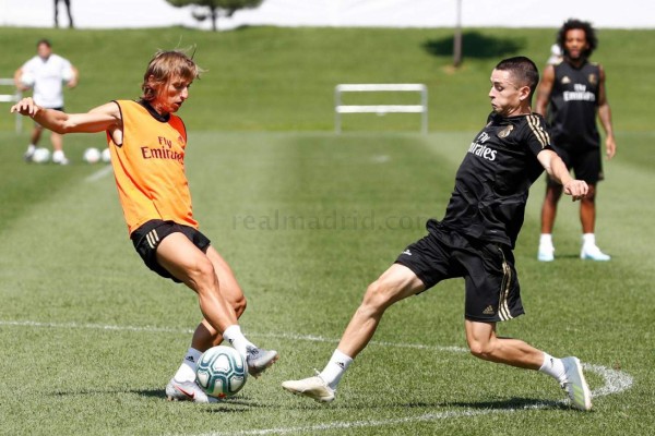 El minuto de silencio por Zidane y el nuevo 'look' de Sergio Ramos en la práctica del Real Madrid