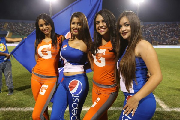Las hermosas chicas que adornaron el clásico entre Motagua y Olimpia