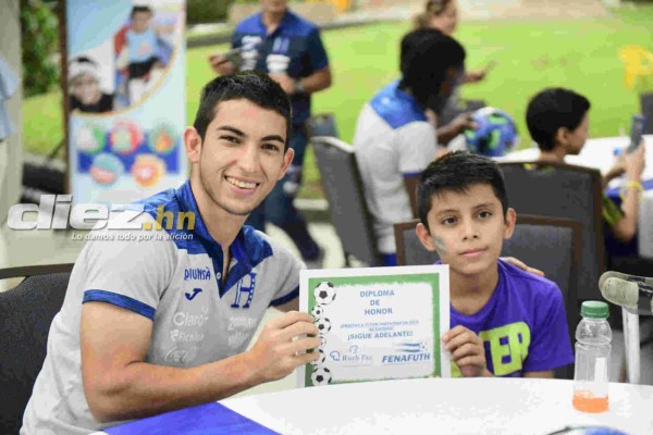 ¡Bonita actividad! Jugadores de la Selección de Honduras dan alegría a niños