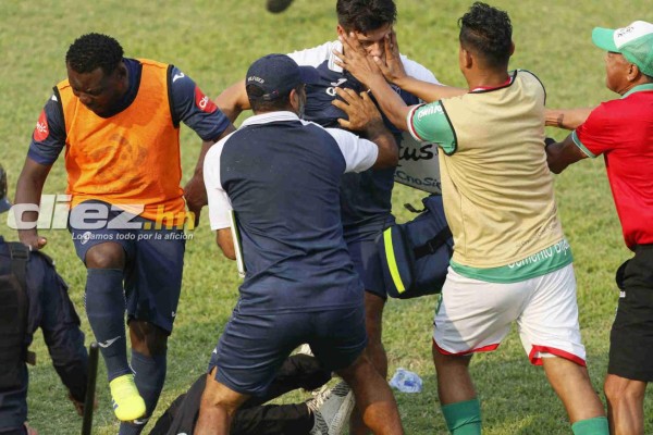 EN FOTOS: La lluvia de golpes y patadas entre técnicos de Marathón y Motagua