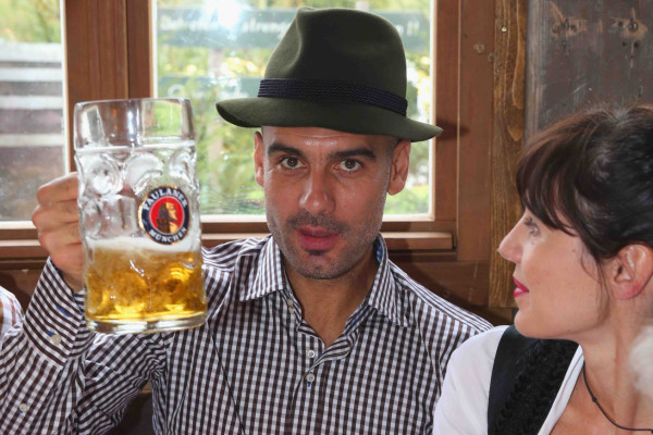 Guardiola aprovechó la ocasión para celebrar con las enormes jarras de Cerveza.