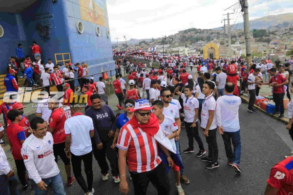 Afición del Olimpia se luce en juego de Pentagonal ante Marathón