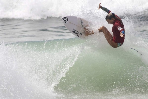 FOTOS: Maud, la bella chica que surfea en tacones