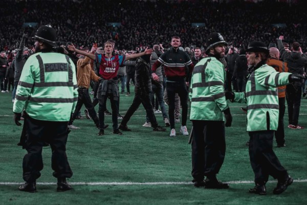 Locura e invasión de los aficionados del Aston Villa tras clasificar a una final 10 años después