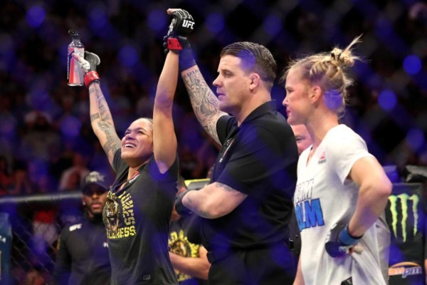 Amanda Nunes, posa de forma intima en Instagram con sus cinturones de campeona de la UFC
