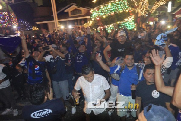 ¡Locura azul! Afición de Motagua y el banderazo previo a la final de la Liga Concacaf