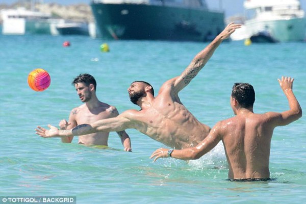 Fotos: Giroud es cazado con su linda novia de vacaciones en España