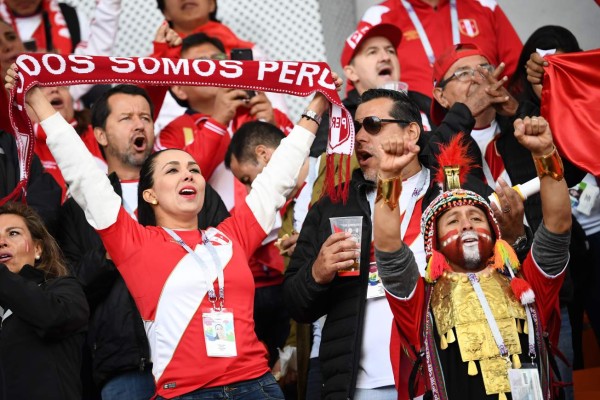 Francia y Perú engalanan Rusia 2018 con sus bellas aficionadas