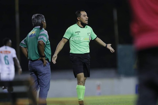Futbolista sale mareado y vomitando, un portero improvisado y Omar Rosas con su espectacular festejo
