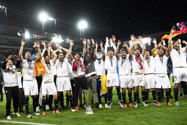 Locura de jugadores y aficionados del Sevilla por su título de Europa League