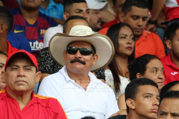 El emotivo festejo de Pedro Troglio, Firulais en la cancha y la fiesta blanca en Tocoa