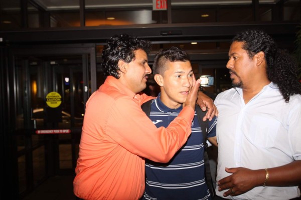 El jugador del Motagua Kevin López conoce a su padre en New Orleans