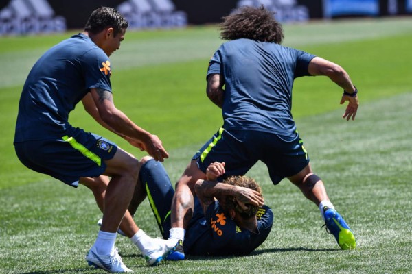 El ataque con huevos de Neymar a Coutinho en el entrenamiento de Brasil en Rusia