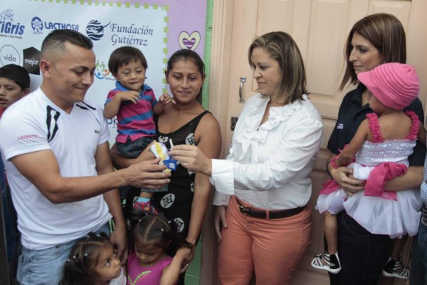 Motagua entrega una casa a niña que sufre de envejecimiento prematuro