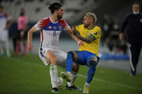 FOTOS: El encontronazo de Neymar con el DT de Chile, Vidal llama 'payaso' al árbitro y el cariño entre barcelonistas