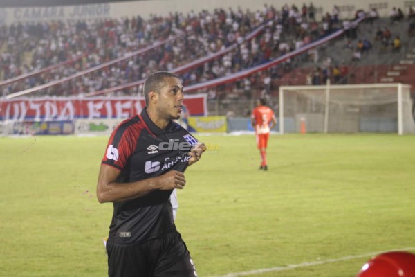 El gesto de Troglio al ver a Eddie expulsado, la extraña celebración de Rocca y el 'tierno' abrazo de Machuca a Cáceres