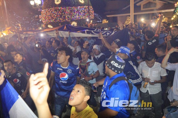 ¡Locura azul! Afición de Motagua y el banderazo previo a la final de la Liga Concacaf