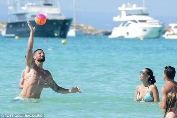 Fotos: Giroud es cazado con su linda novia de vacaciones en España
