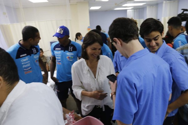 La Selección de Honduras emociona a los niños de la Fundación Ruth Paz