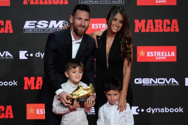 Show de Mateo Messi: Saca la lengua y roba el micrófono durante la entrega de la Bota de Oro