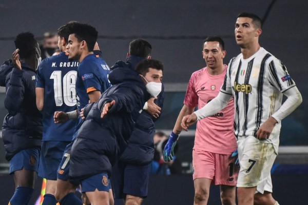 Solo, impotente y con un golpe: La frustración de Cristiano Ronaldo tras eliminación de la Juventus en Champions