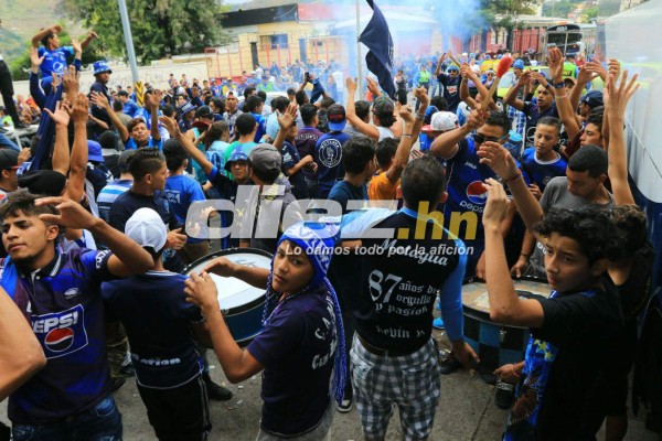 ¡IMPRESIONANTE! La afición de Motagua llena el Nacional en la final ante Platense