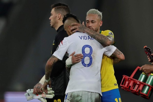 FOTOS: El encontronazo de Neymar con el DT de Chile, Vidal llama 'payaso' al árbitro y el cariño entre barcelonistas