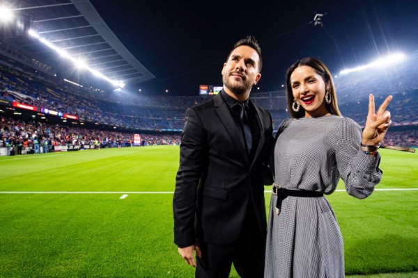 Carmen Villalobos y Sebastián Caicedo reciben en el Camp Nou su mejor regalo de bodas