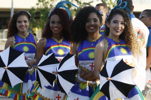 Bellas 'garotas' engalanan el Mineirao para juego Honduras-Corea