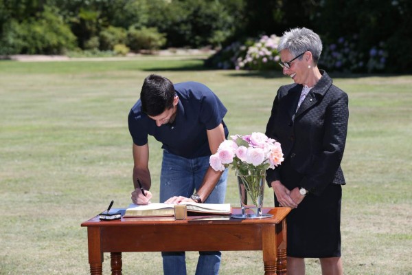 Novak Djokovic y su sesión de fotos con el trofeo del Abierto de Australia