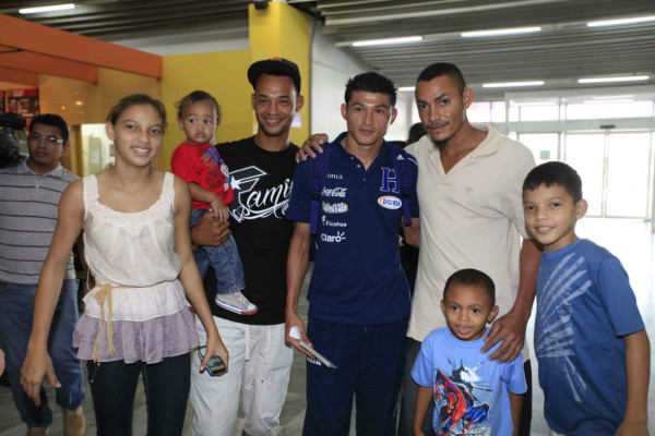 Selección de Honduras viaja a Houston a partido amistoso ante Perú.